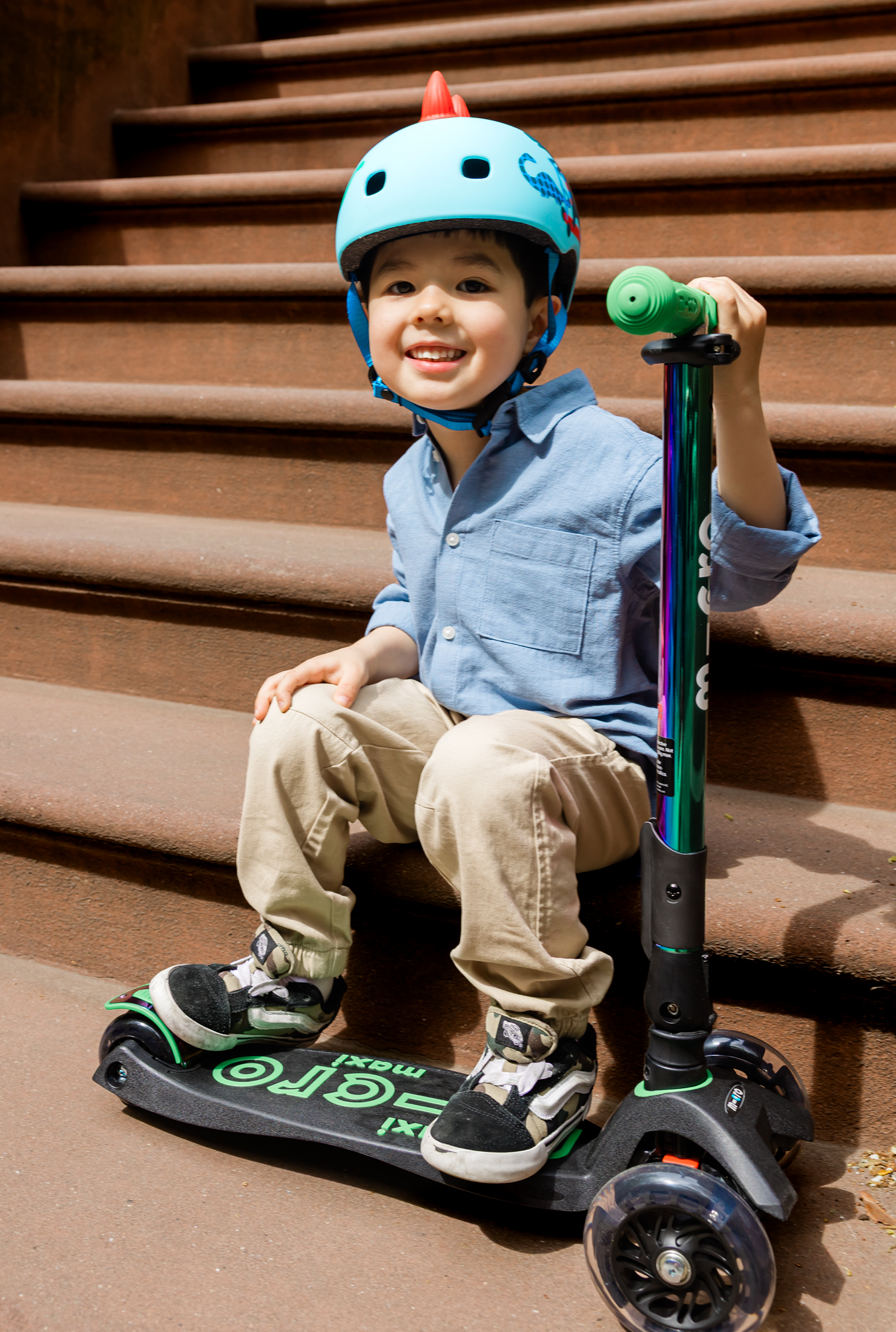Micro Maxi Foldable LED Neochrome Scooter - Image 2