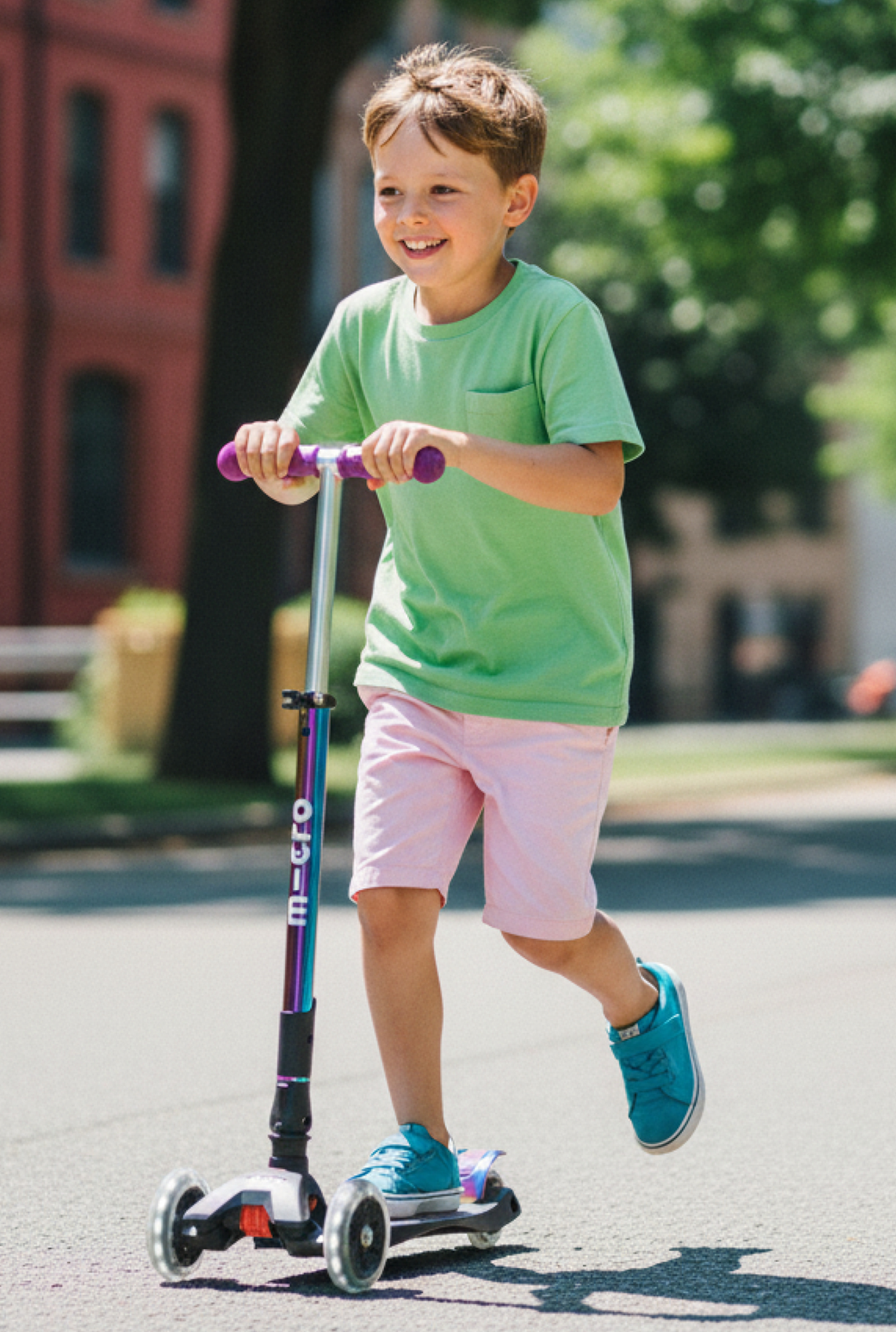 Micro Maxi Foldable LED Neochrome Scooter - Image 4